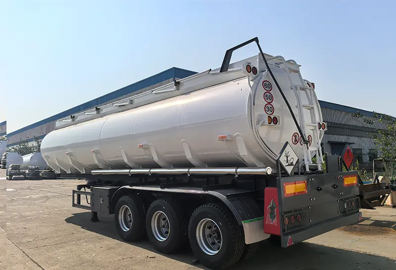 Sinotruk Trailer Oil Tanker Truck-1